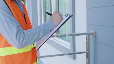 los ingenieros inspeccionan la casa y vuelven a comprobar que no está en conformidad con la casa. los ingenieros de inspección usan máscaras para tranquilizar a los clientes durante las inspecciones de la casa.