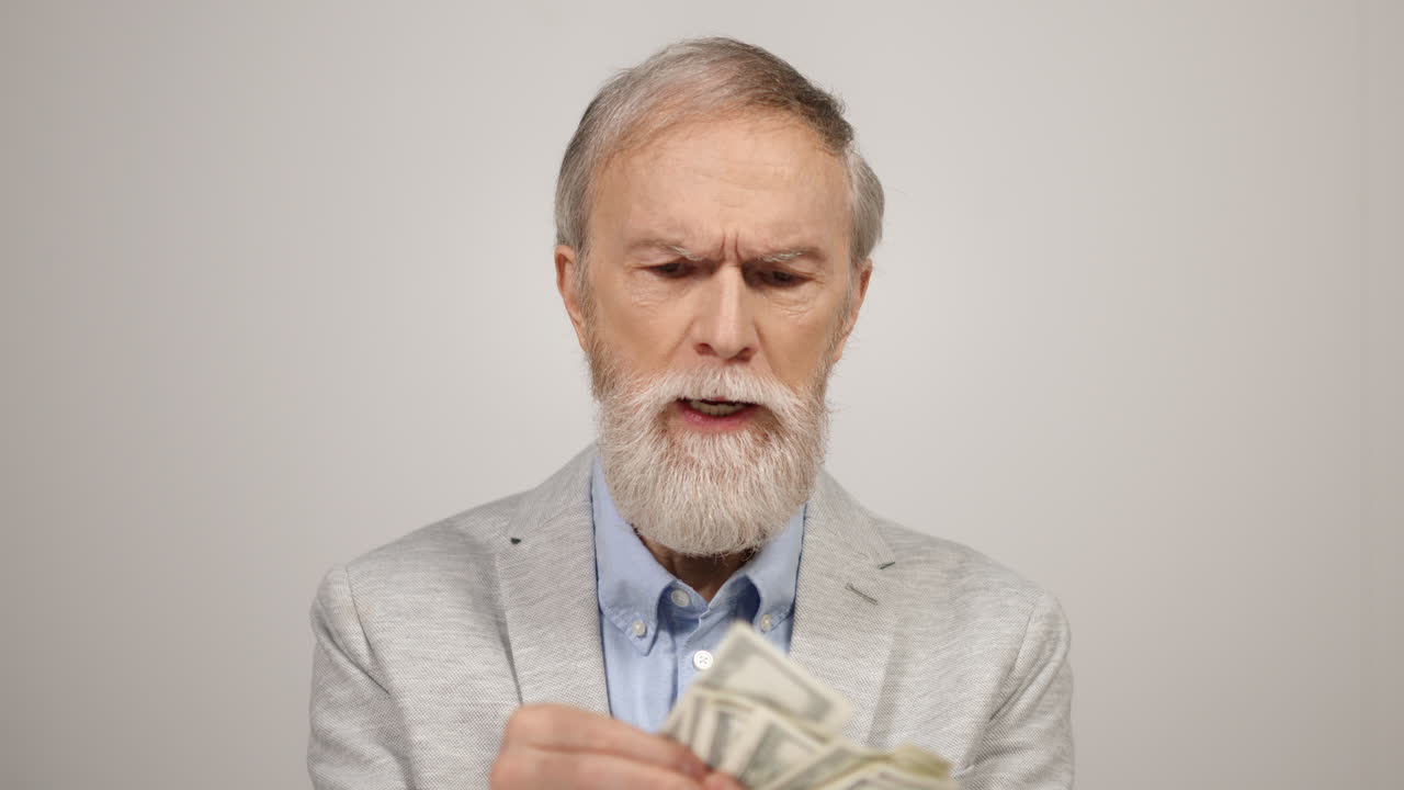 старик, считающий деньги в помещении, богатый пожилой бизнесмен, получающий зарплату в студии.