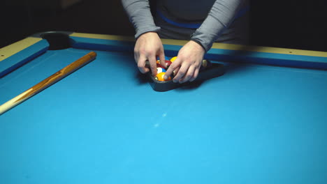 billard, vorbereitung. bälle platzieren. blauer tisch