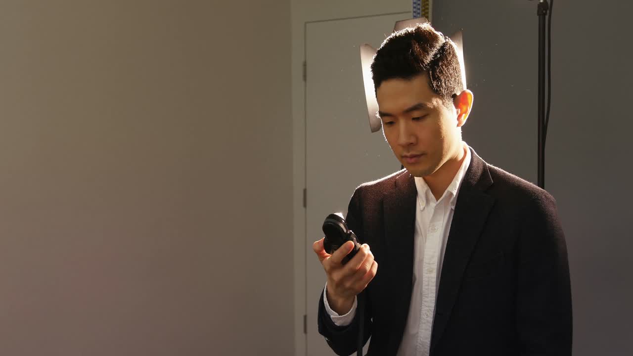 빛 측정기를 사용하는 사진작가