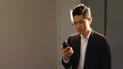빛 측정기를 사용하는 사진작가