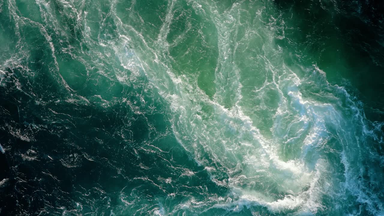 las olas azules de agua del río y el mar se encuentran durante la marea alta y la marea baja.