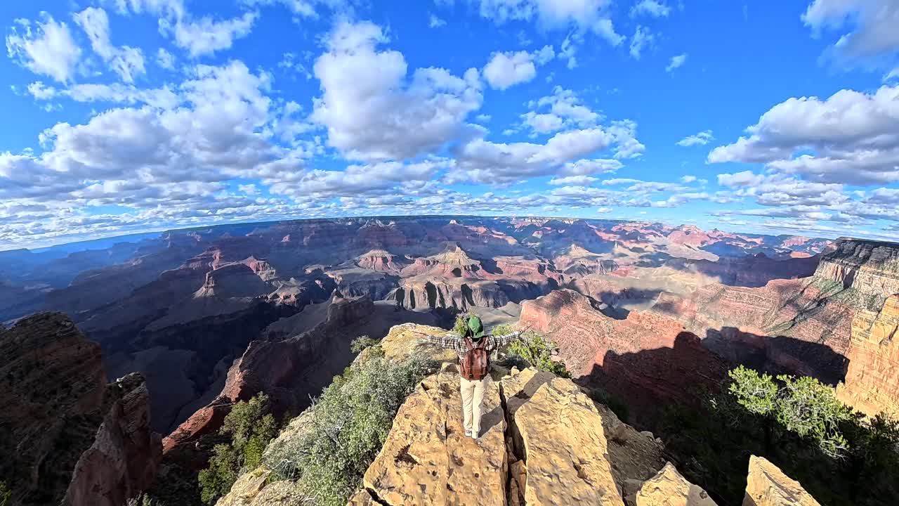 Caminhante com Mochila Apreciando a Vista do Grand Canyon