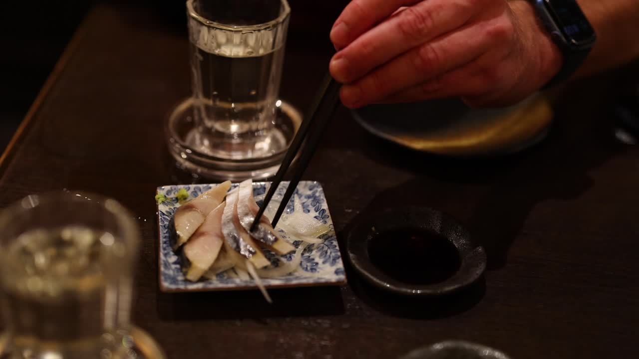 사시미 조각 을 준비 하고 제공 하는 사람