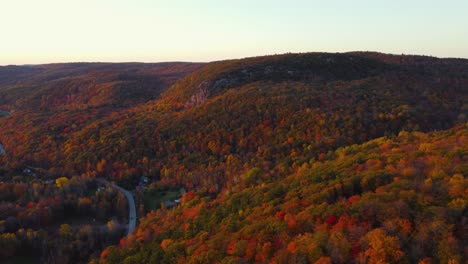 Rotierende-Luftaufnahme-Des-Randes-Des-Gatineau-Parks-Und-Des-Hollow-Glen-In-Der-Nähe-Von-Ottawa