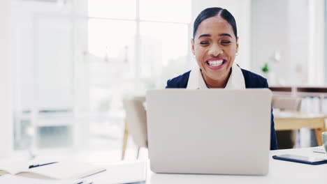 Mujer-De-Negocios,-Aplausos-Y-Celebración-Por-Computadora-Portátil