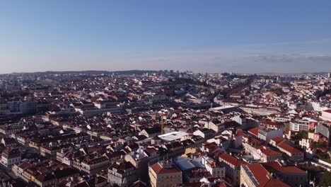 Vuelo-Lateral-De-Drones-A-La-Izquierda-Sobre-La-Parte-Baja-De-Lisboa-Portugal-Con-La-Rua-Da-Prata-En-Un-Frío-Día-De-Invierno