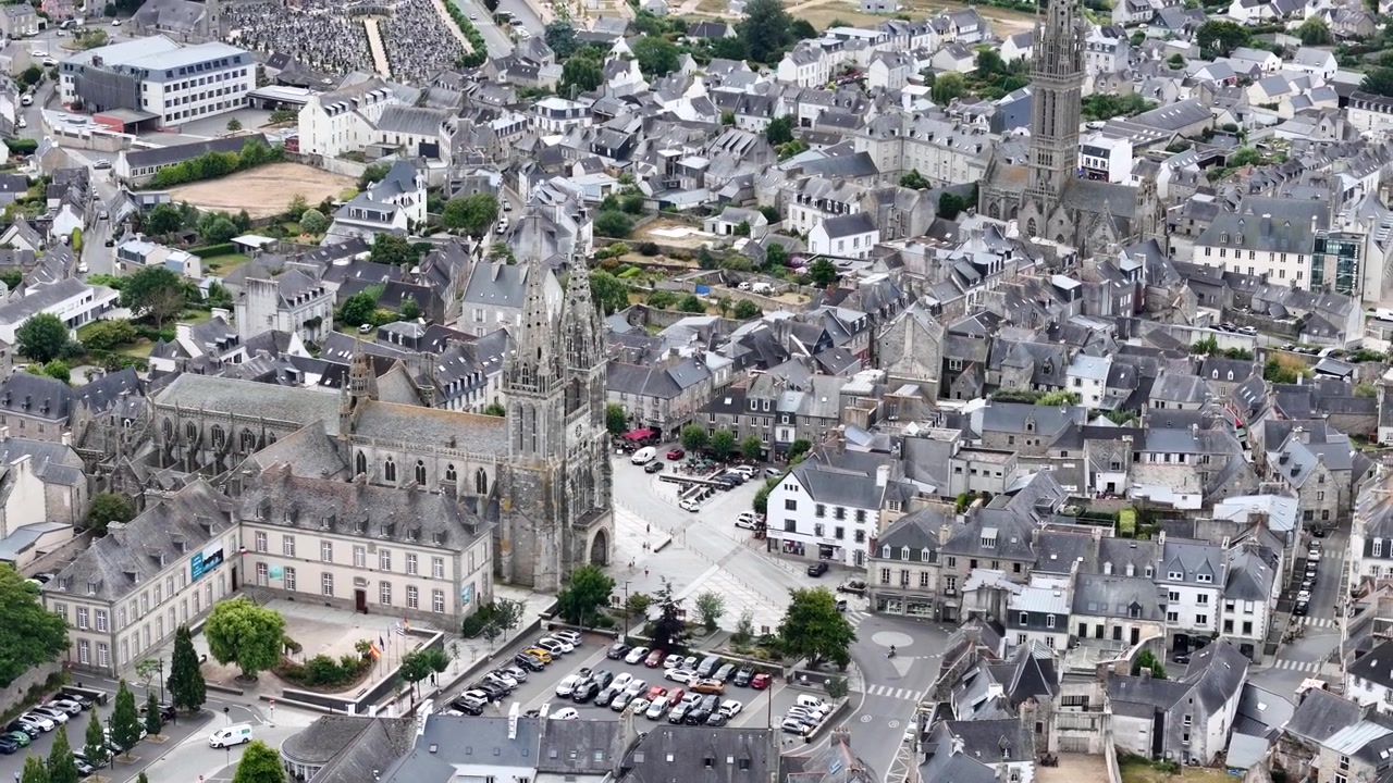 Pusat kota Saint Pol de Leon Brittany Prancis, pemandangan udara drone 4K.