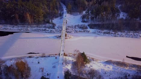 Weites-Luftbild-über-Eine-Schneebedeckte-Brücke
