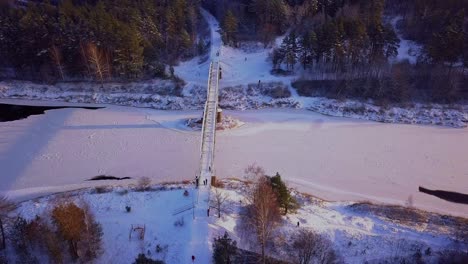 amplia vista aérea sobre un puente cubierto de nieve