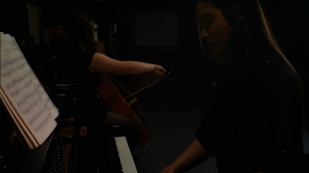 dos mujeres tocando un violín y un piano