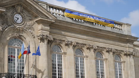 edificio del gobierno de la alcaldía de beauvais con bandera ucraniana