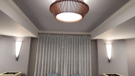 iluminación arquitectónica en el vestíbulo del hotel