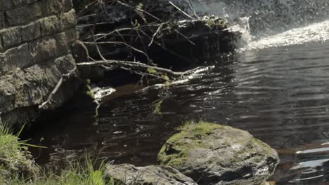 Agua-Blanca-Que-Brota-Sobre-El-Vertedero