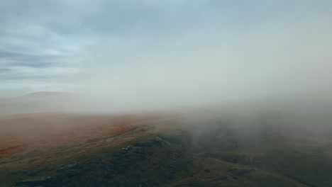 Grandes-Acantilados-Rocosos-Con-Pequeña-Niebla-Blanca-Densa-Y-Nubes-Grises