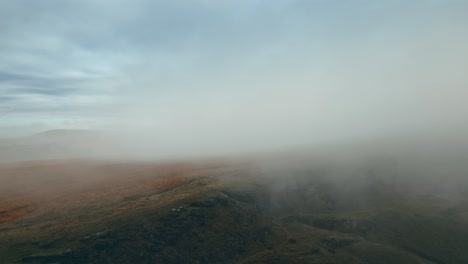 grandes acantilados rocosos con pequeña niebla blanca densa y nubes grises