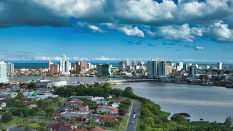 Imágenes-Aéreas-De-Una-Ciudad-Con-Cielo-Azul-Y-Nubes-En-Un-Efecto-De-Hiperlapso