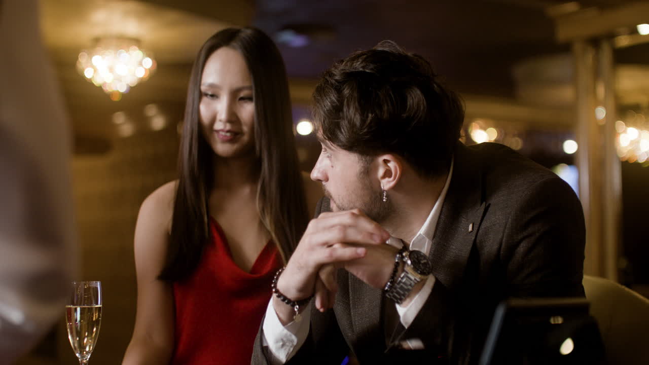 카지노에서 포커를 하는 남자.