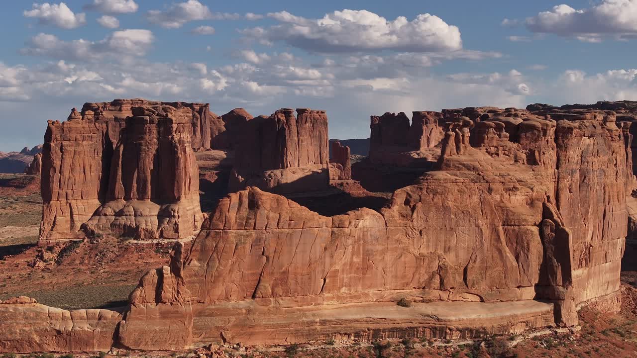 Il maestoso paesaggio delle formazioni rocciose rosse dello Utah vicino a Moab, USA, esemplifica la bellezza e la grandezza del paesaggio desertico
