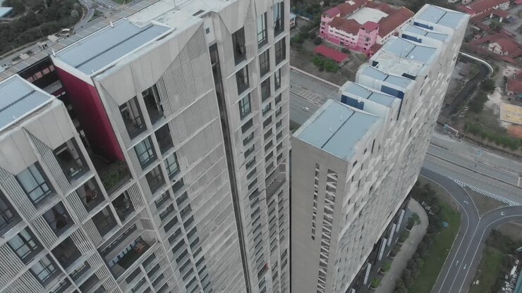 Volando attorno a Tamarind Suites Cyberjaya durante l'alba, ripresa aerea
