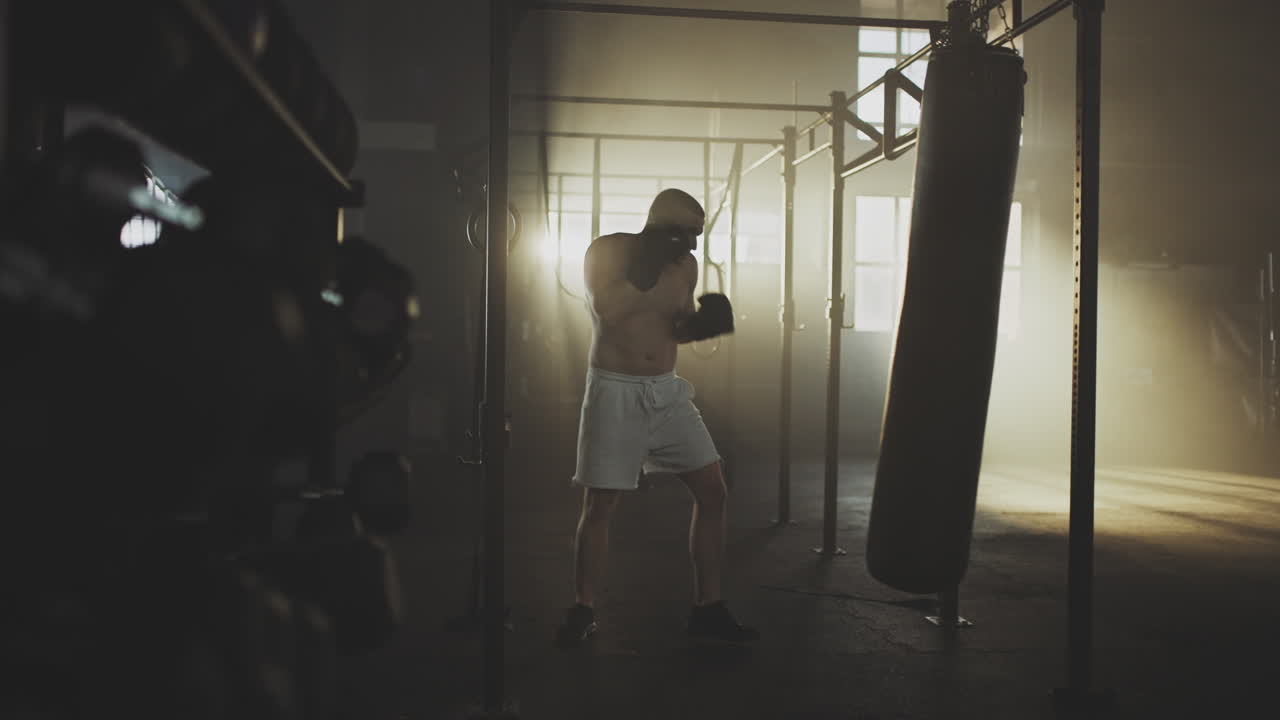 hombre de boxeo en el gimnasio