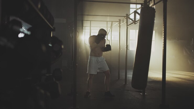 Hombre boxeando en el gimnasio