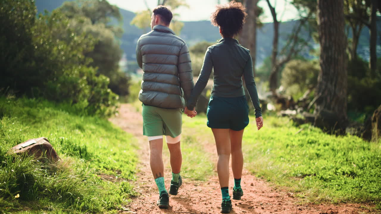 Casal caminhando na natureza