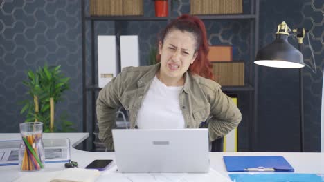 mujer de negocios con dolor de espalda. hernia.