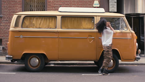 contemporánea funky mujer asiática bailarina de calle bailando freestyle en la ciudad