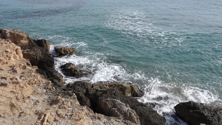 Onde che lambiscono la riva sulla costa spagnola