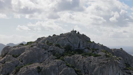 o mar revelado atrás de altas falésias