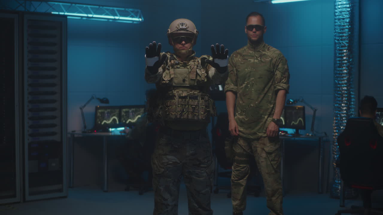 personal militar en una sala de control de alta tecnología