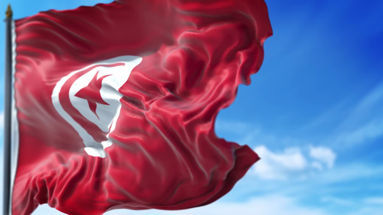 Tunus Bayrağı Mavi Gökyüzünde Yavaşça Dalgalanıyor