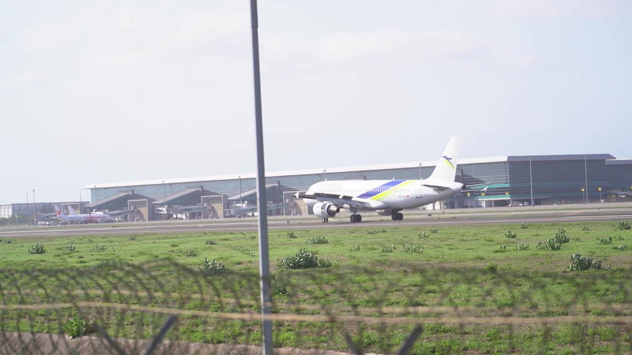 공항에 착륙하는 비행기