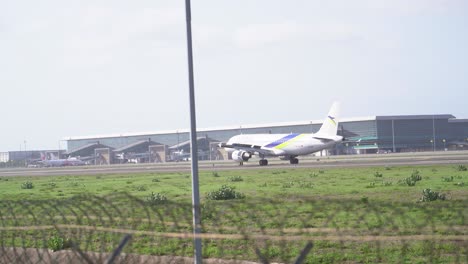 aterrizaje de un avión en un aeropuerto