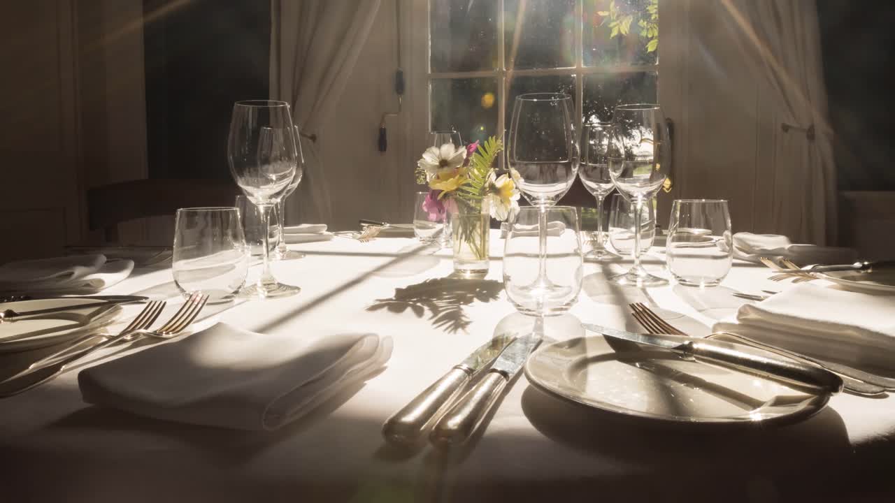 식당의 창문 위에 테이블을 세우는 애니메이션