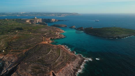 Blue-Lagoon-on-Comino-island,-Malta