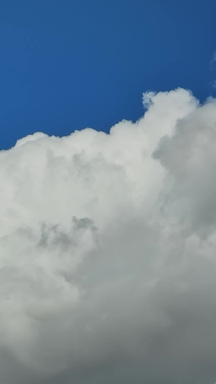 Nuvole nel cielo sopra gli Stati Uniti durante una giornata di sole