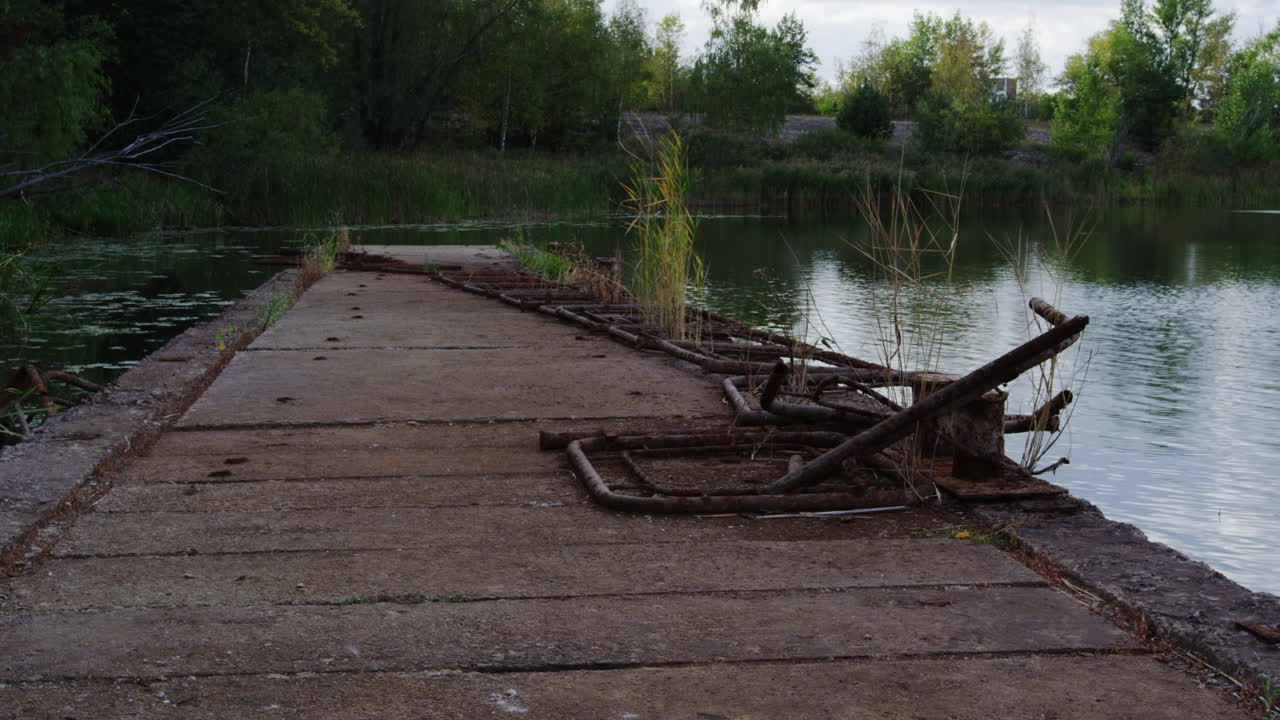 우크라이나의 프리피아트 강 부두에 있는 녹슨 난간에서 돌리