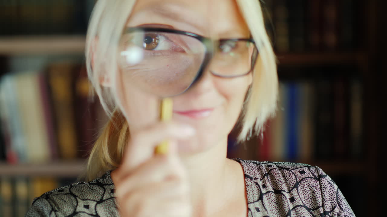 retrato de mujer con lupa