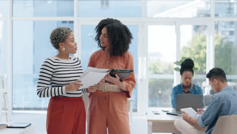 Tableta,-Documentos-Y-Mujer-De-Negocios-Con-Gerente