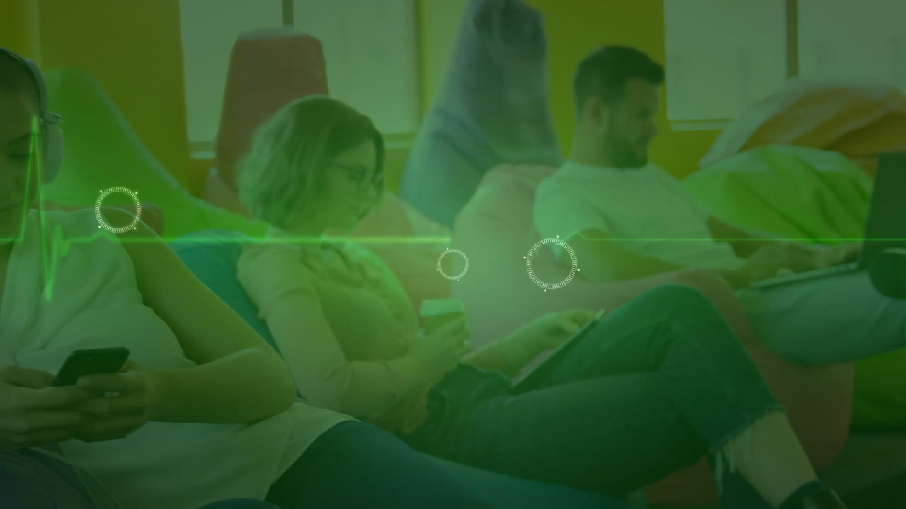 animación de la línea isoeléctrica sobre diversas personas de negocios que utilizan la tecnología en la oficina creativa