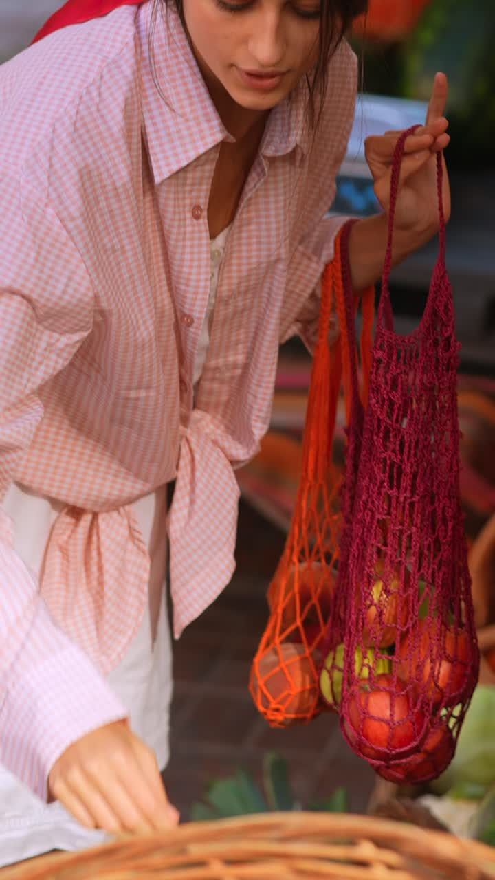 Mulher comprando frutas num mercado