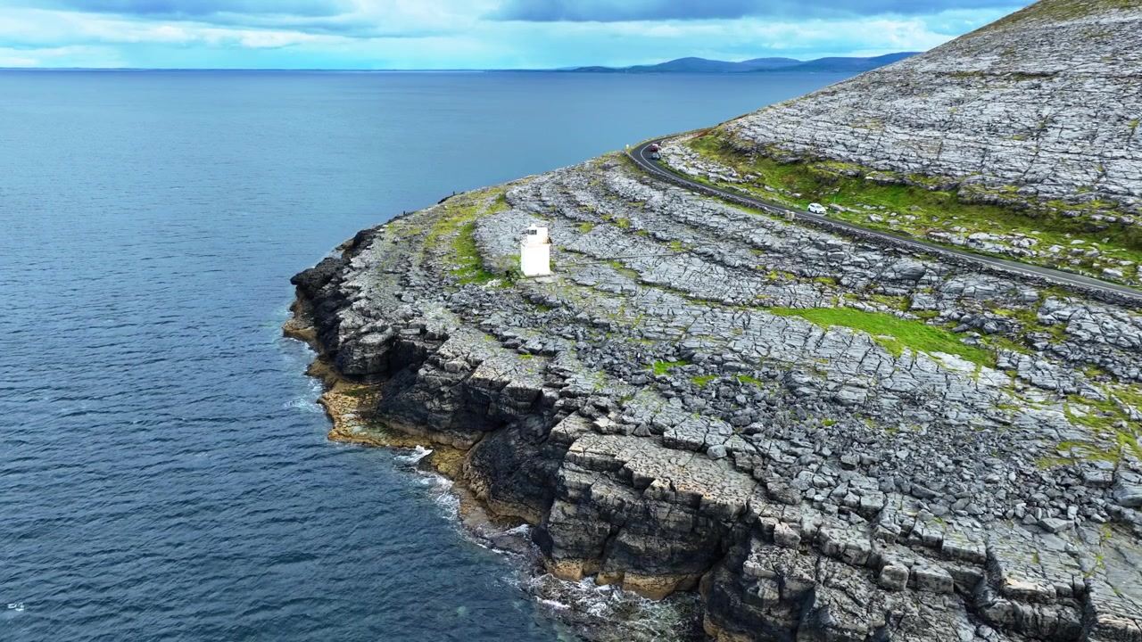 Locais épicos na Irlanda: Farol de Black Head com a beleza natural da Baía de Galway. The Burren, Clare, Rota Atlântica Selvagem, Irlanda.