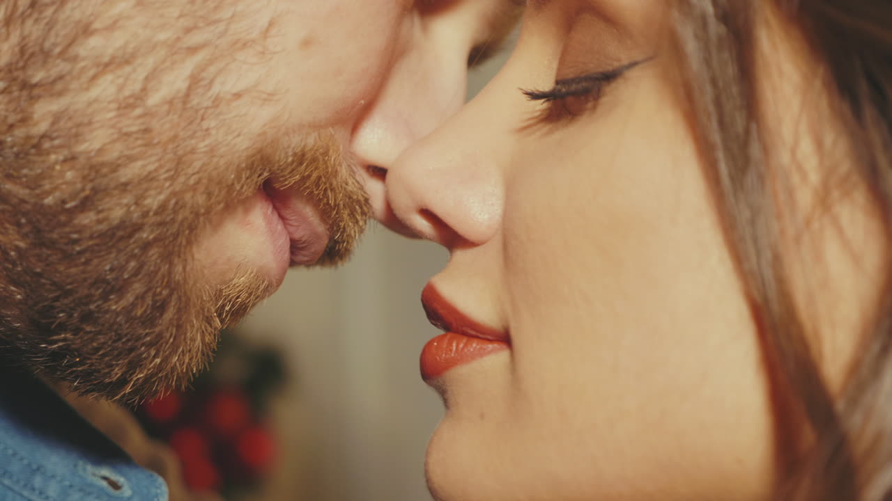 Una pareja besándose.