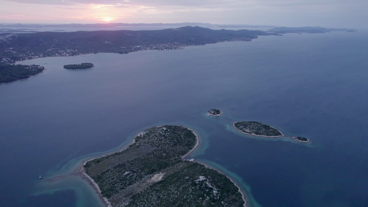 Hırvatistan'da altın gün batımının altında parlayan kalp şeklindeki Galesnjak Adası.
