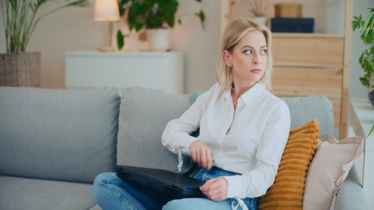 회사 직원이 나쁜 소식을 듣습니다.