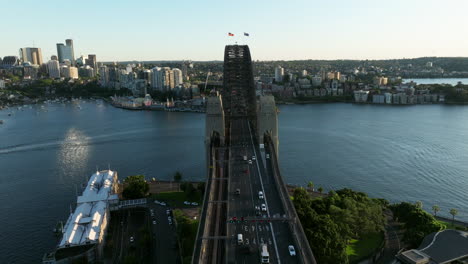 Vista-Aérea-De-Los-Automóviles-Que-Conducen-A-Través-Del-Puente-Del-Puerto-De-Sydney-Que-Atraviesa-El-Puerto-Jackson-En-Sydney,-Nsw,-Australia