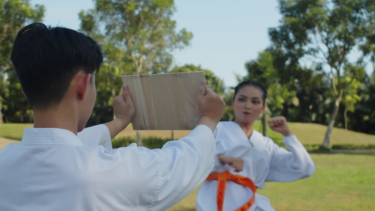 V1-0036_2023.12.14 DI Trung Crossmedia People practising taekwondo00000000.mov