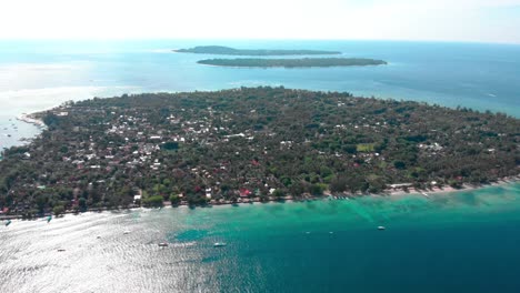 Un-Dron-Aéreo-Alto-Vuela-Sobre-La-Pequeña-Isla-De-Bali,-Revelando-Tres-Pequeñas-Islas-En-Una-Línea.